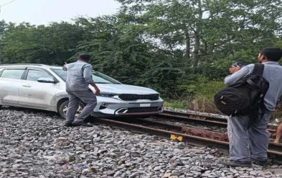 Drunk Woman Drives Onto Railway Tracks in Telangana, Delays Trains and Triggers Security Probe